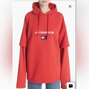 VETEMENTS x Tommy Hilfiger Double Sleeve Hoodie in Red